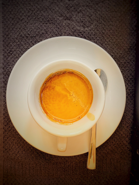 Espresso Tasse mit Espresso Löffel. Wichtig um Espresso richtig trinken zu können ,da man so die Phasen des Espresso rühren kann.