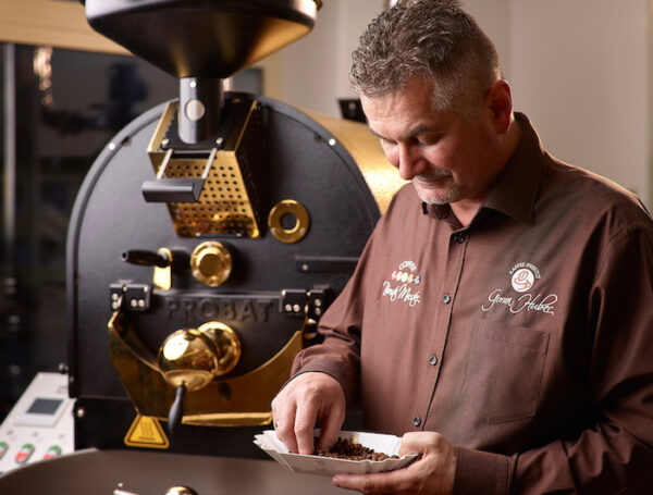 Goran Huber, in seinem Element bei der Kaffeeanalyse. Er ist ein Großmeister der Barista Ausbildung