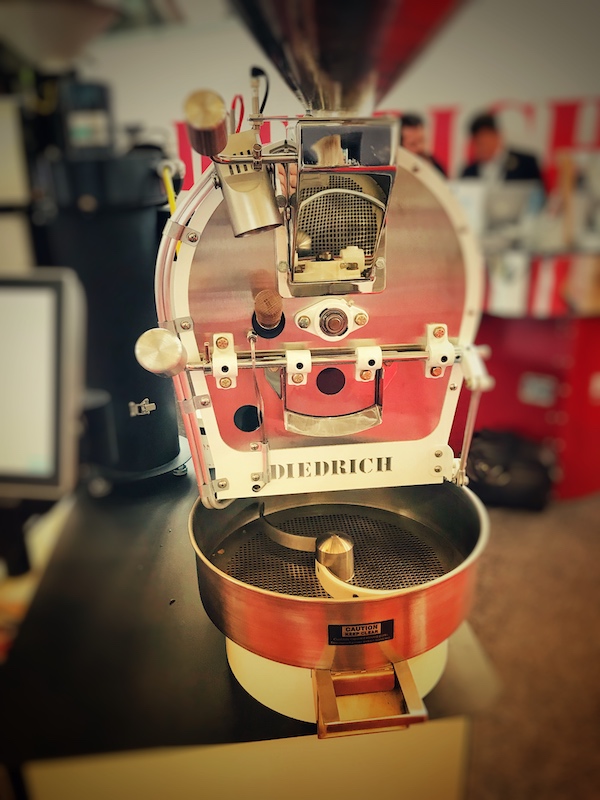 Ein kleiner Trommelröster. Diese Art der Maschine wird in der Rösterei oft zum Kaffee Rösten von Spezialitäten verwendet.