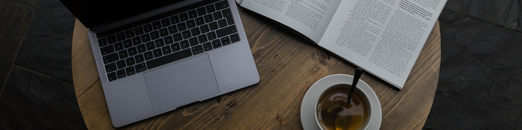 Kaffeetisch mit MacBook, als Darstellung eines Interviews mit einem Kaffee Pädagogen