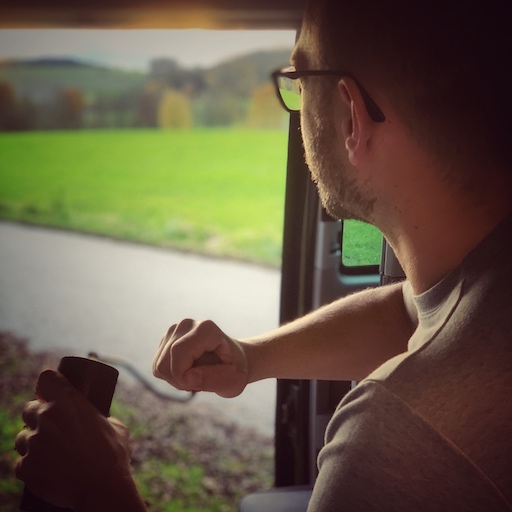 Horst nimmt sich Zeit beim Kaffee machen im Camper. Hier mahlt er in aller Ruhe frisch den Kaffee mit toller Aussicht ins Grüne, aus seinem Van heraus.