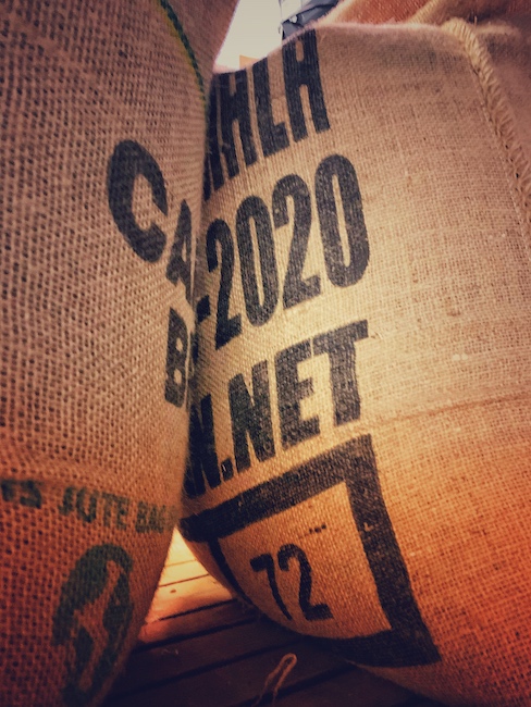 Kaffeesäcke mit Bohnen. Diese sind direkt gehandelt und daher mit hoher Transparenz. Aus diesen Bohnen wird aber später ein Blend hergestellt.
