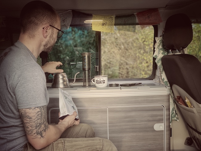 Horsts Kaffee Setup beim Camping in seinem T6 California Ocean Van. Eine Aero Press, eine Commandante Mühle, eine Waage, Wasserkessel und natürlich guter Kaffee