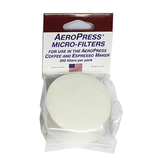 AeroPress Filterpapier Disks in ihrer Verpackung vor weißem Hintergrund. Die Verpackung ist durchsichtig und auf dem Pappetikett steht die Bezeichnung und es ist eine USA Flagge zu erkennen. Die Filterpapier Disks sind rund und weiß.