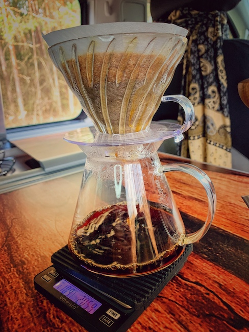 Ein Hario V60 Glas Brewing Kit auf einer Brewista Smart Scale Kaffeewaage, während der Kaffeezubereitung. Für möglichst große Gleichmäßigkeit wird sehr viel gemessen.