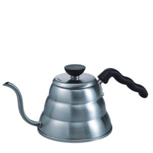 Der Hario Drip Kettle Buono in kleiner Größe steht vor weißem Hintergrund. Er ist aus silber glänzendem Edelstahl mit schwarzem Griff und geschwungenem Hals zum ausgiessen. Ein Wasserkessel, der auch wunderbar im Camper funktioniert