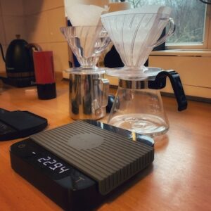 Filterkaffee brühen geht mit dem richtigen Wissen sehr einfach. Hier sehen wir zwei V60 Handbrüh Geräte und eine Acaia Digital Kaffee Wage auf einem Küchentresen stehen.