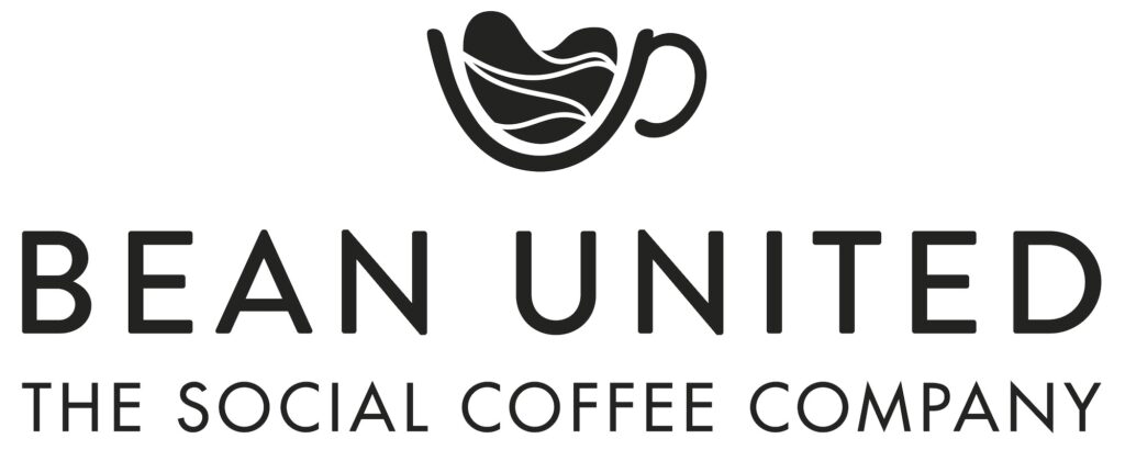 Das Logo von Bean United. Weißer Hintergrund mit dem Schriftzug und dem Untertitel "The social Coffee Company". Darüber prangt eine stilisierte Tasse mit einer herzförmigen Kaffeebohne darin. Bean United möchte mit Kaffeehandel Gutes tun.