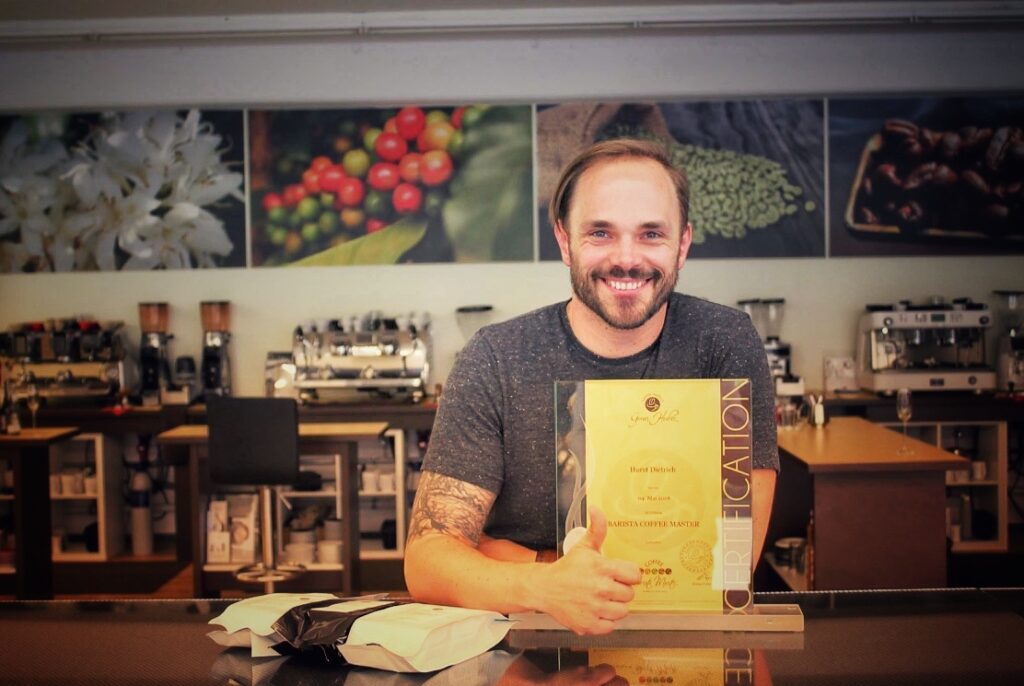 Horst von einfach mal Kaffee bei der Verleihung seines Barista Coffee Master Zertifikats am Kaffee Institut Innsbruck.