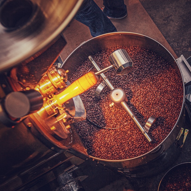 Der geröstete Kaffee für das Kaffee Bier in der Röstmaschine von oben aufgenommen in der Rösterei von 93Grad in Rosenheim.