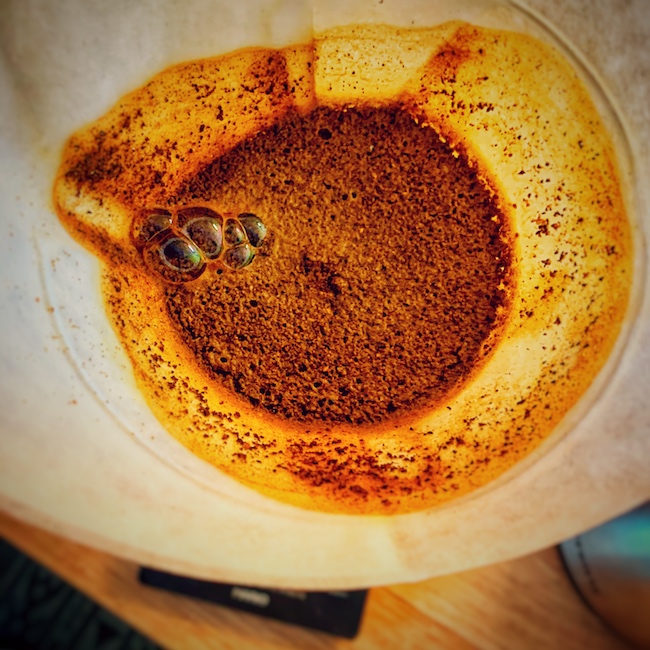 Flaches Kaffeebett in einer Chemex