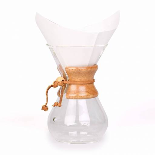 Die Chemex Filterkaffee Karaffe mit noch leerem weißen Filterpapier vor weißem Hintergrund.