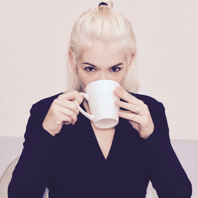 Christina, Gründerin von White Flag Coffee, beim Kaffee trinken