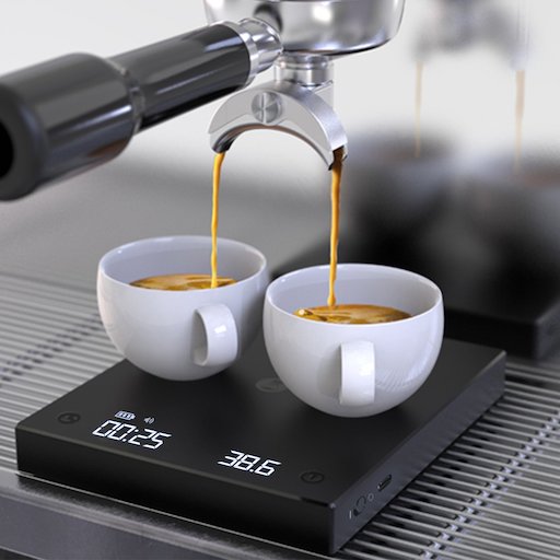 Kaffeewaage Black Mirror im Einsatz bei der Espressozubereitung, stehen zwei Tassen auf ihr und der Shot wird gewogen und getimed.