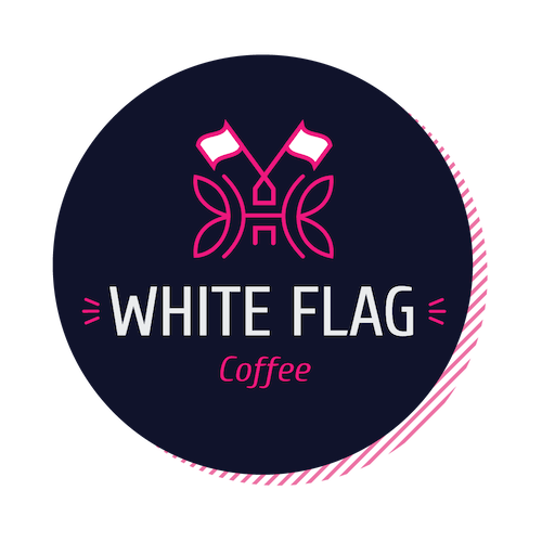 Das Logo von White Flag Coffee. Ein schwarzer Kreis, mit Weißen Fahnen, weißer schrift und Pinken Outlines.