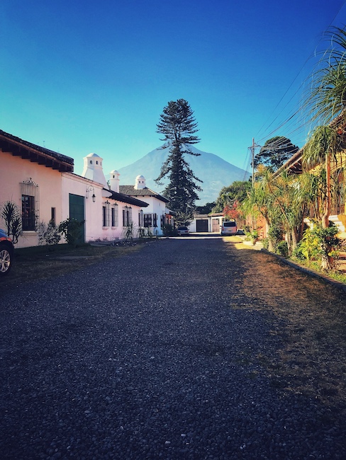 Wohnhäuser vor einem Vulkan in Antigua, Guatemala, der neuen Heimat als Barista Trainer