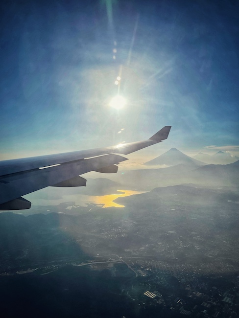 Der Anflug auf Guatemala City mit einem See und im Hintergrund drei Vulkanen.