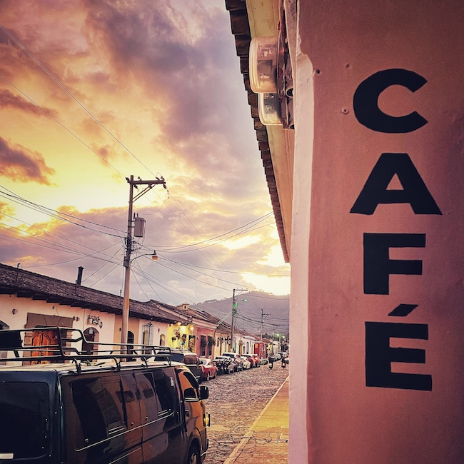 Ein wundervoller Sonnenuntergang mit Wolken über den Straßen von Antigua, fotografiert aus dem Café Alegría in dem wir als Barista arbeiten.