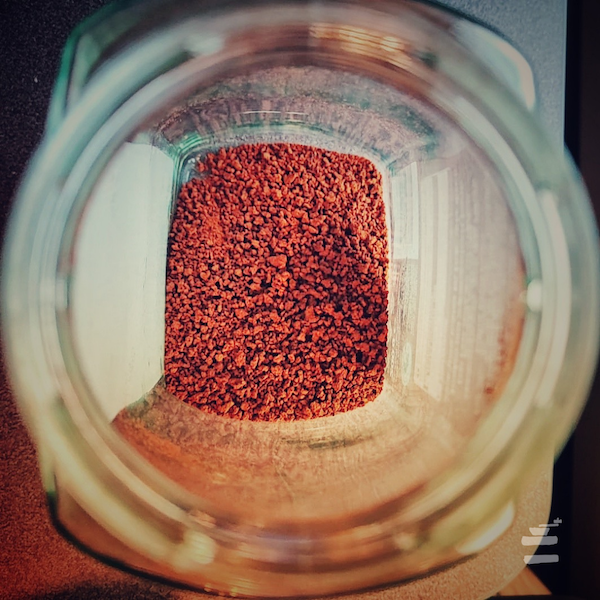 Blick in ein Glas mit Instant Kaffee Granulat. Wie gut ist der lösliche Kaffee?