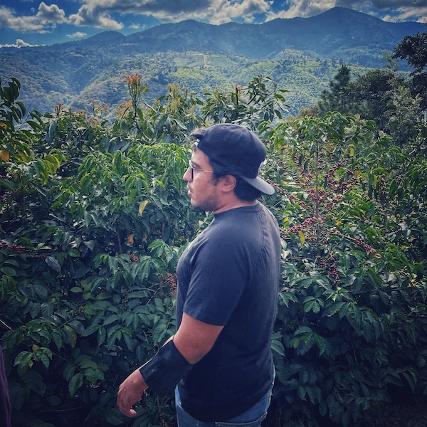 Der junge Kaffeeproduzent Felipe auf seiner Kaffeefarm in Guatemala.