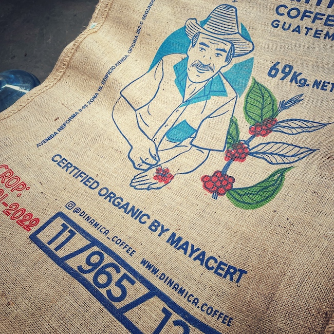 Für den Export bedruckter Kaffeesack in Guatemala mit dem Maya Cert Siegel, das auch für fairen Handel steht.