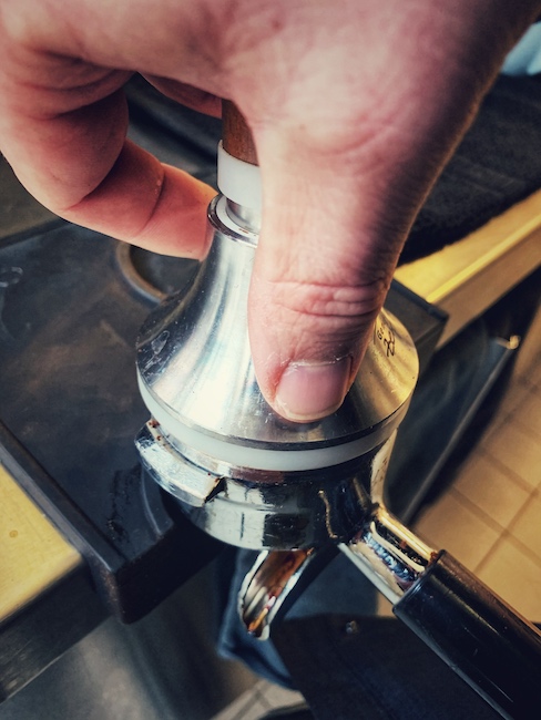 Glocken Click Tamper von Hauk Barista Tools im Einsatz beim andrücken von Espresso