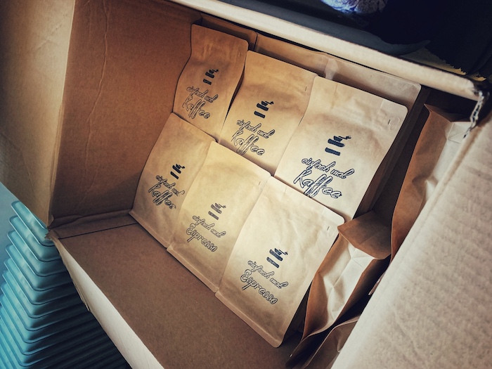 Frischer Kaffee in der Originalverpackung in einem Karton.
