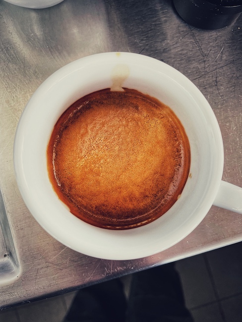 Espresso mit sehr dicker Crema, zeugt davon, dass es frischer Kaffee ist, fast zu frisch.