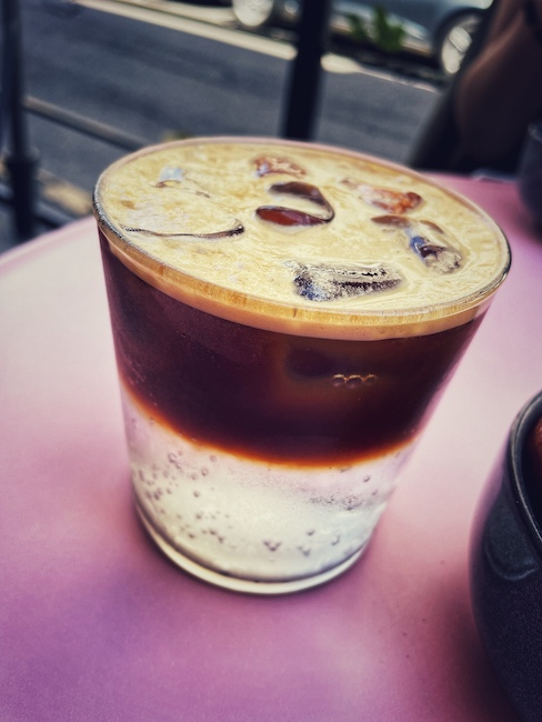 Schöner Espresso Tonic in einem Glas mit Eiswürfeln.