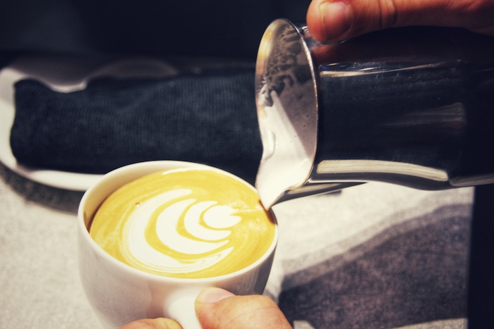 Latte Art auf einem Cappuccino mit perfektem Milchschaum.