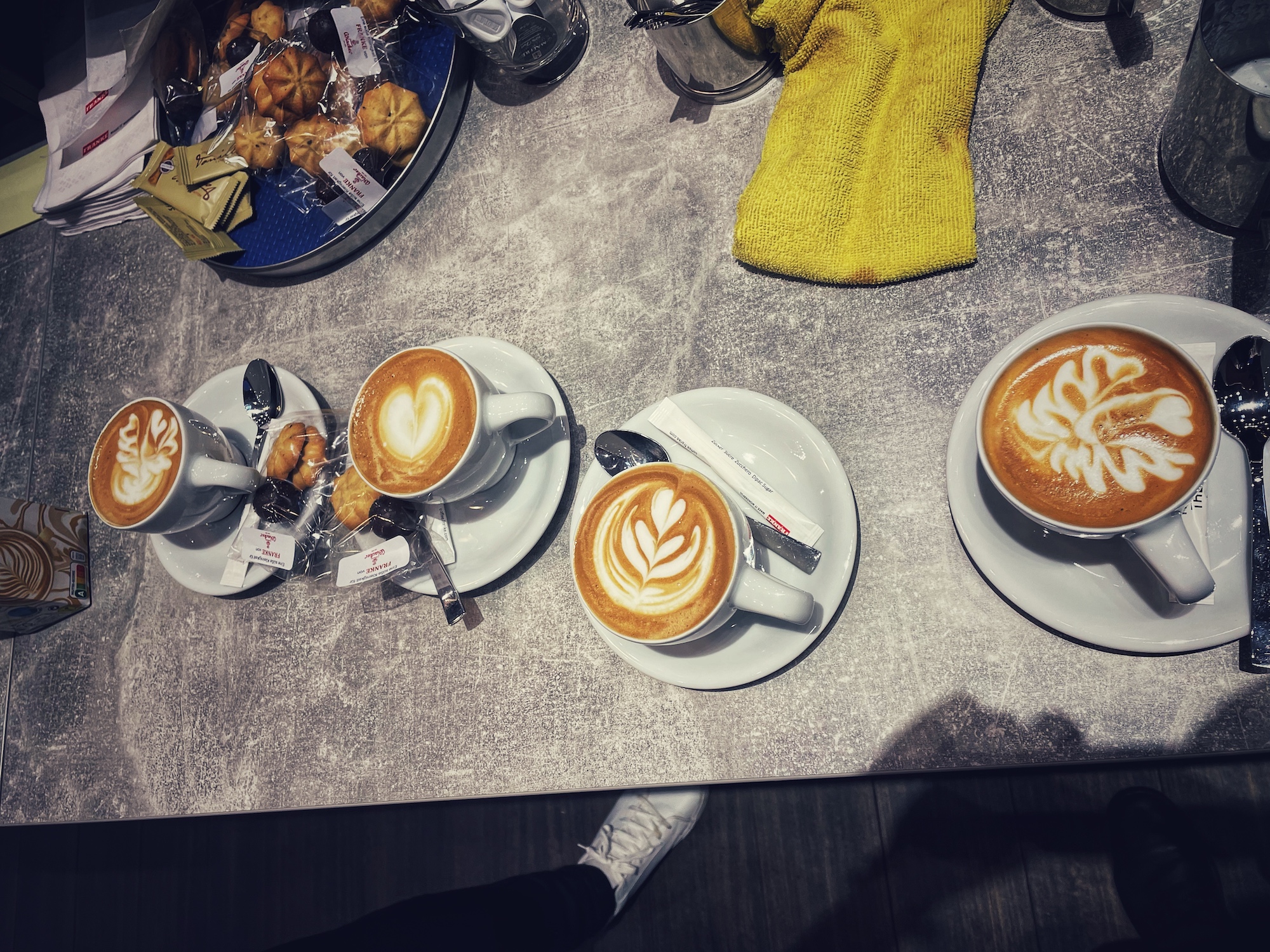 Verschiedene schöne Latte Art auf Cappuccini
