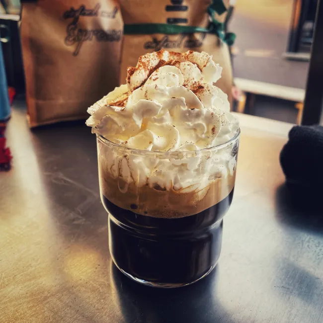 Leckerer Kaffee mit Sahne Dekor in der mobilen Kaffeebar in Eppstein
