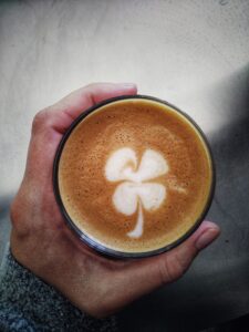 Latte Art Kleeblatt im Glas beim mobilen Kaffeecatering in Eppstein.